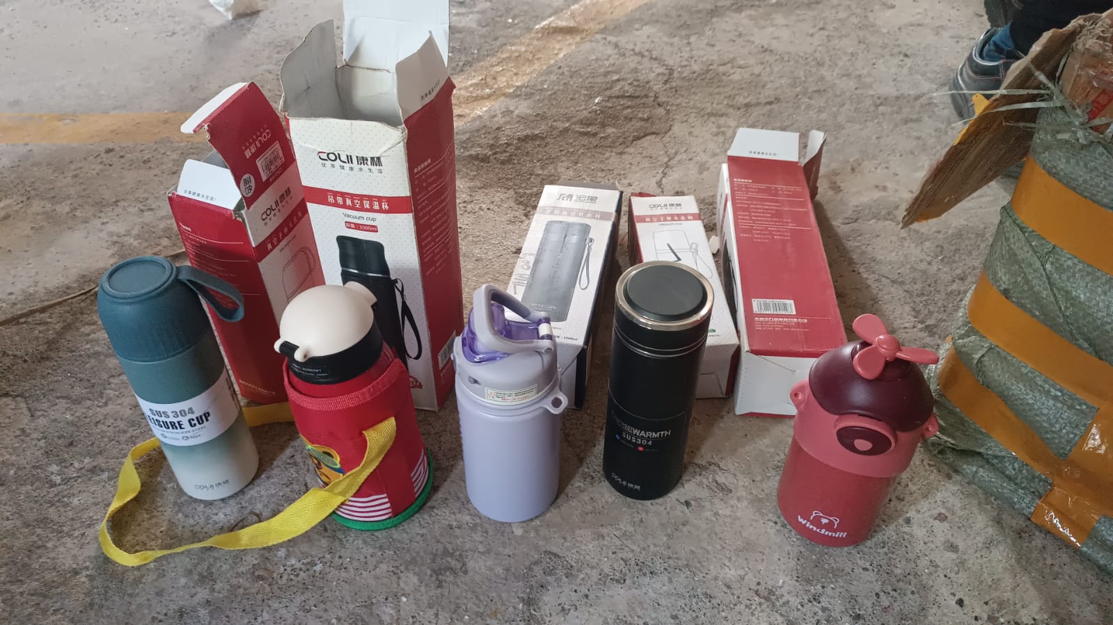 Stainless Steel Water Bottles 500 ML Approx (Mix Design & Color / 1 Pc) Stainless Steel Water Bottles 500 ML Approx (Mix Design & Color / 1 Pc)